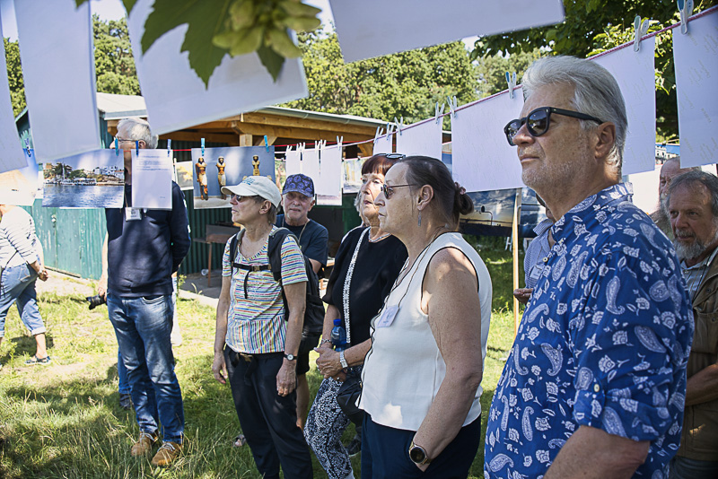 20260725 Fotoausstellung auf Leinen Besucher 2