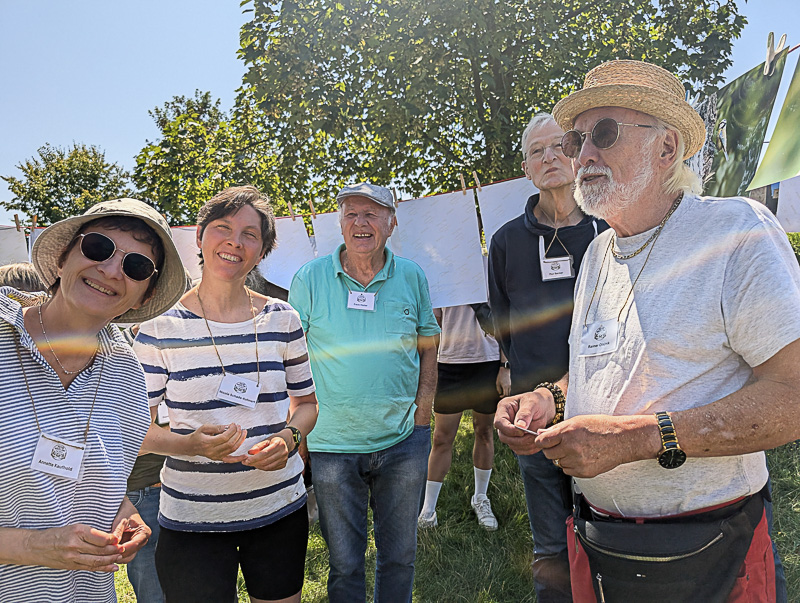 20260725 Fotoausstellung auf Leinen Besucher 4
